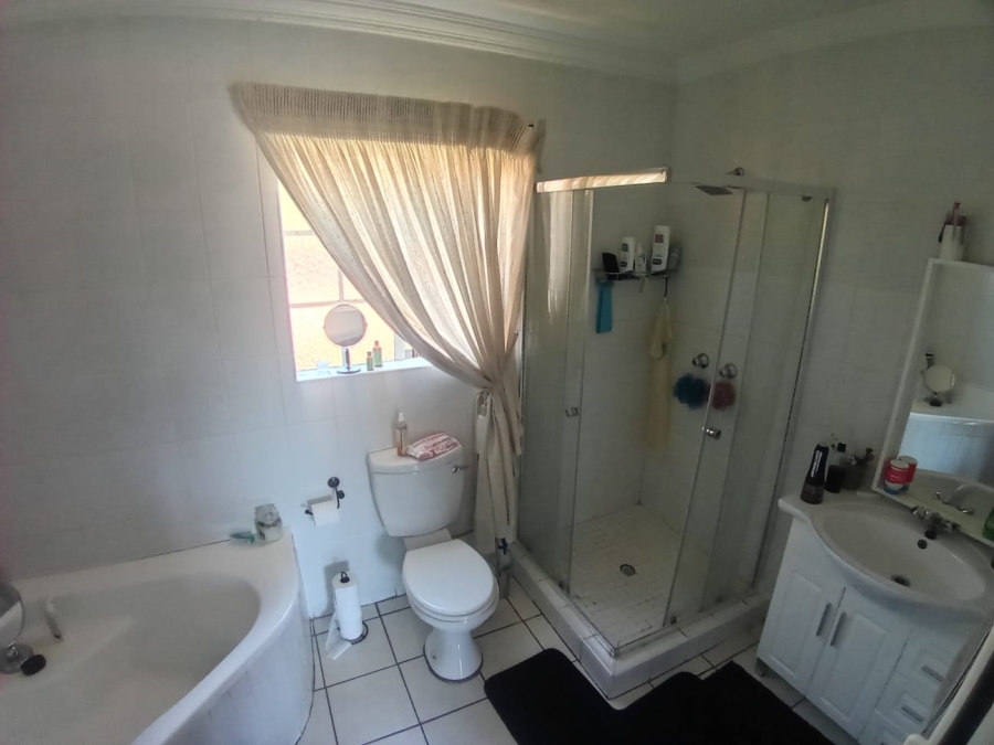 To Let 4 Bedroom Property for Rent in Geelhoutpark North West